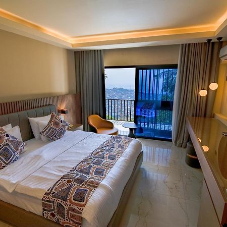 The Country Lodge Hotel Freetown Exterior foto