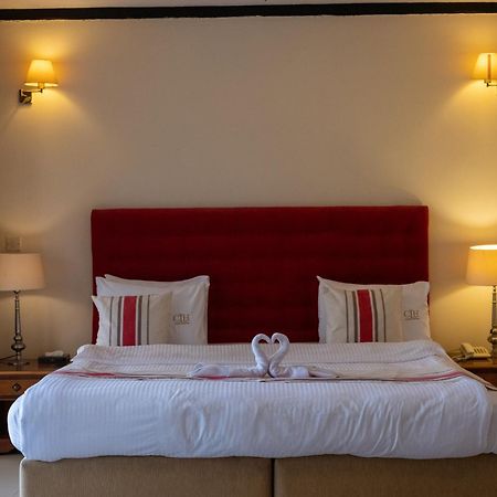 The Country Lodge Hotel Freetown Exterior foto