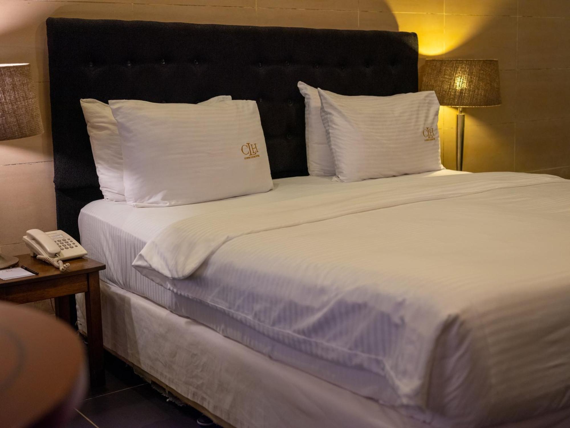 The Country Lodge Hotel Freetown Exterior foto
