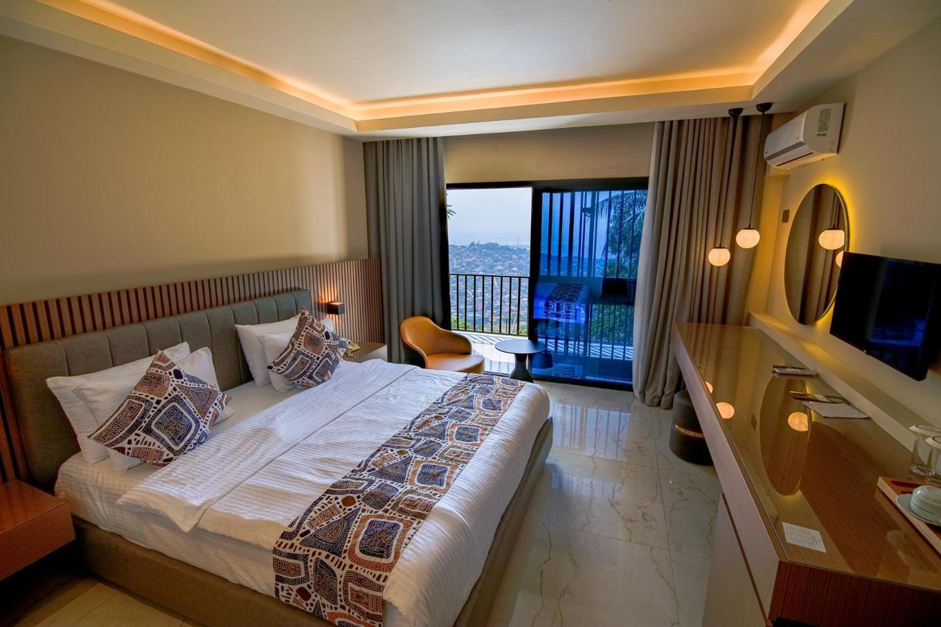 The Country Lodge Hotel Freetown Exterior foto