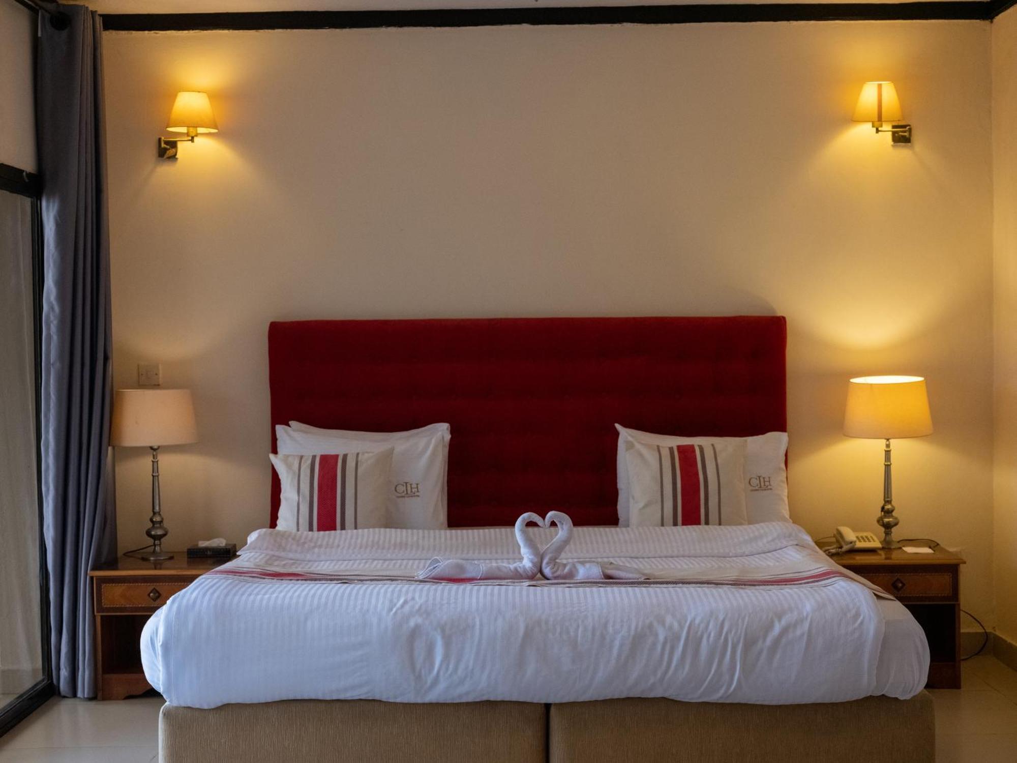 The Country Lodge Hotel Freetown Exterior foto