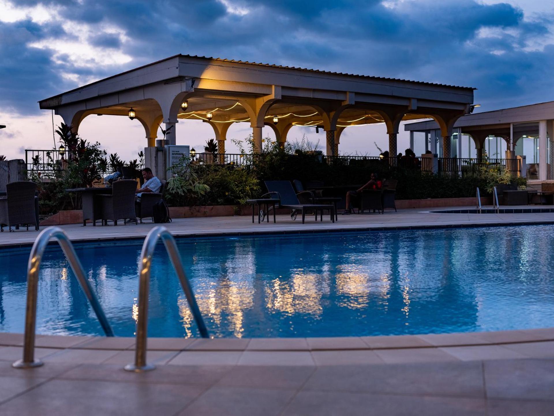 The Country Lodge Hotel Freetown Exterior foto