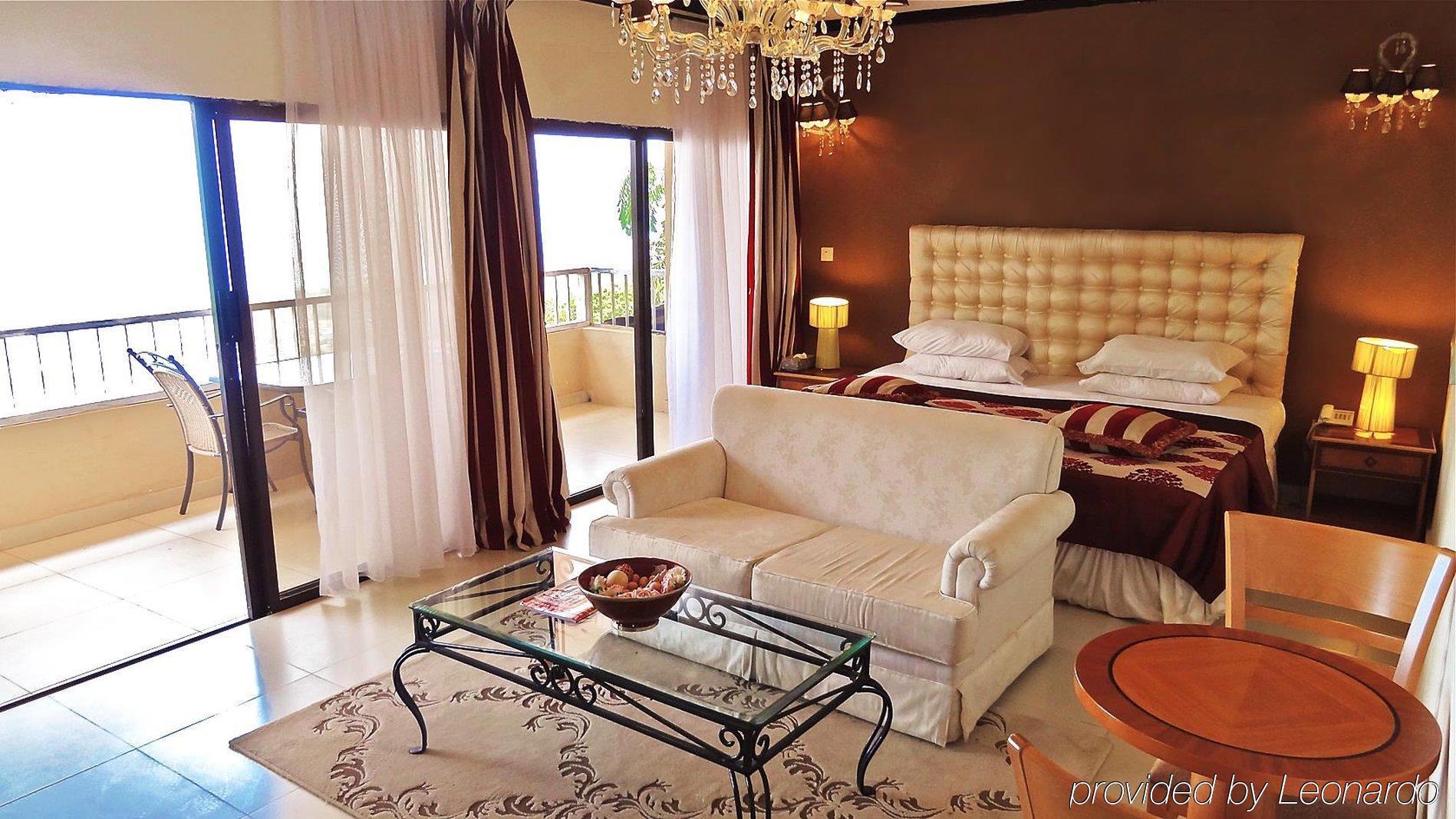The Country Lodge Hotel Freetown Exterior foto