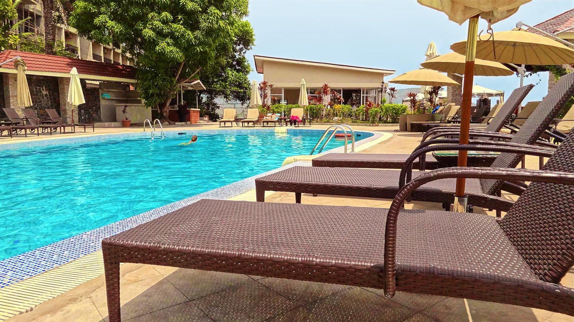 The Country Lodge Hotel Freetown Exterior foto