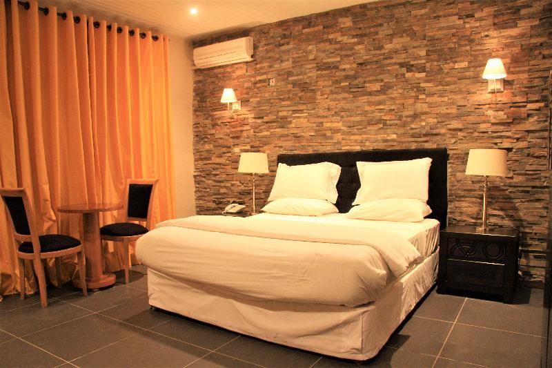 The Country Lodge Hotel Freetown Exterior foto