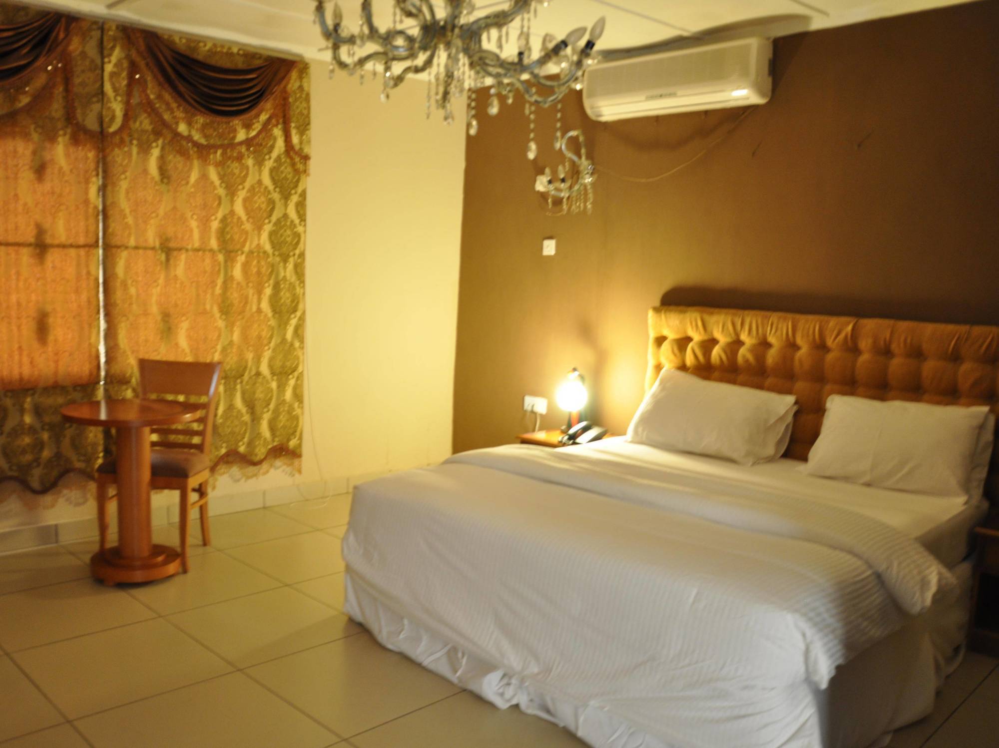 The Country Lodge Hotel Freetown Exterior foto
