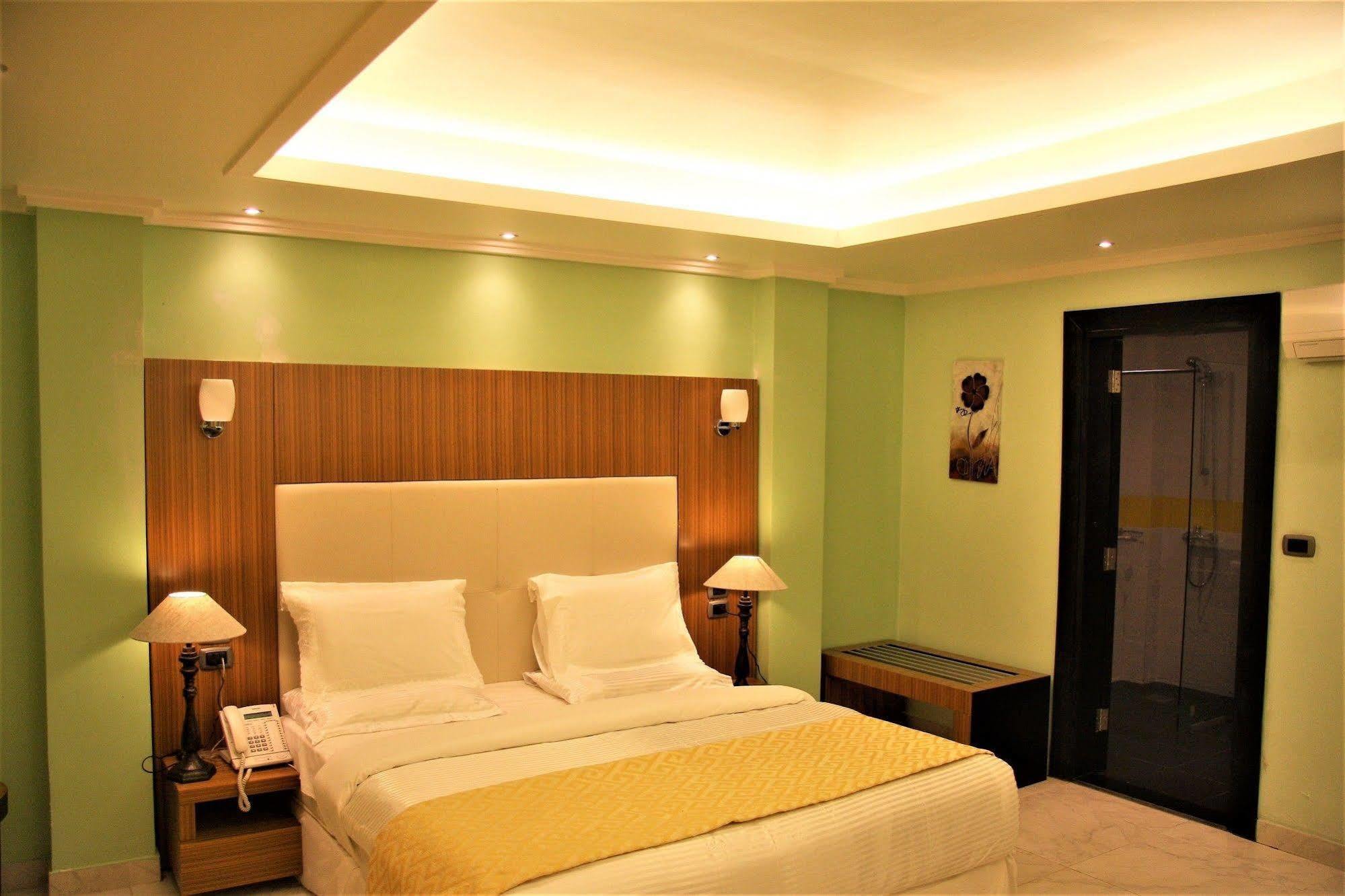 The Country Lodge Hotel Freetown Exterior foto