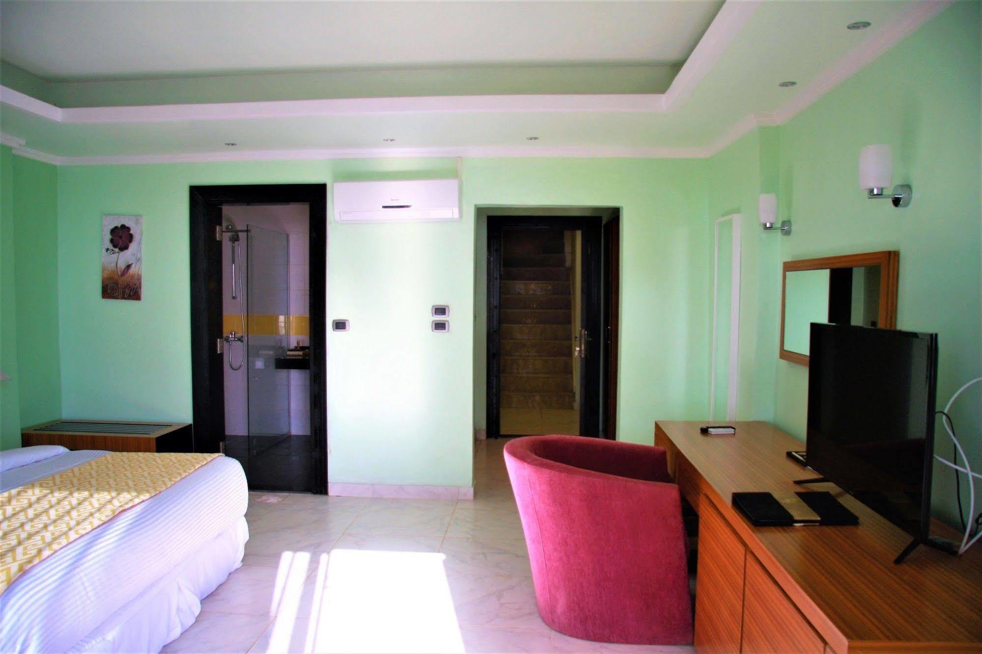 The Country Lodge Hotel Freetown Exterior foto