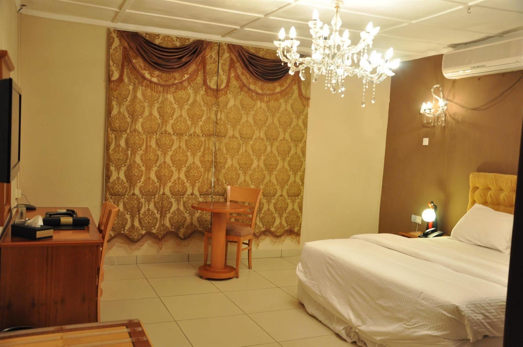 The Country Lodge Hotel Freetown Exterior foto