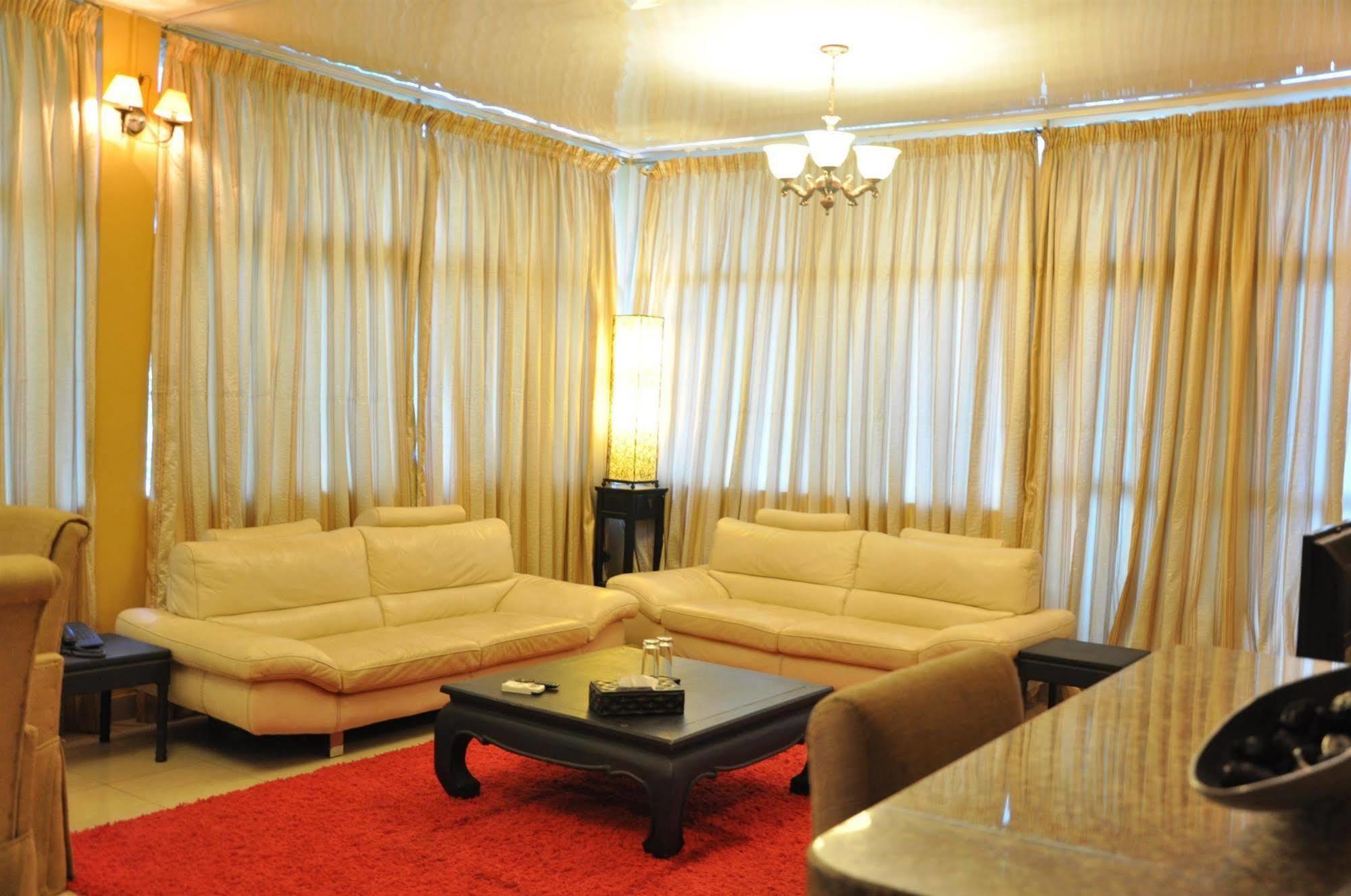 The Country Lodge Hotel Freetown Exterior foto
