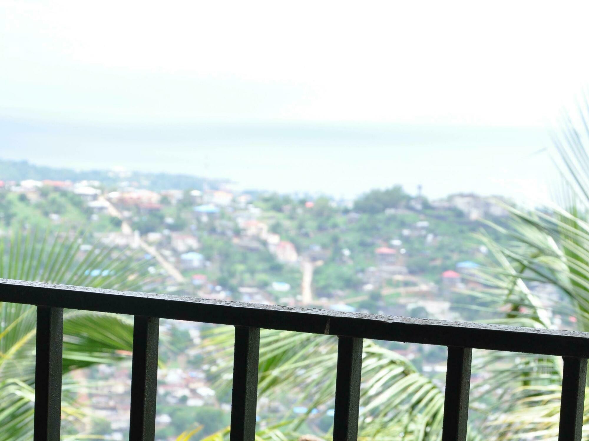 The Country Lodge Hotel Freetown Exterior foto