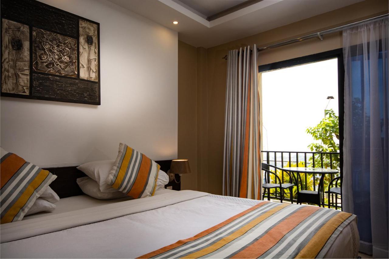 The Country Lodge Hotel Freetown Exterior foto