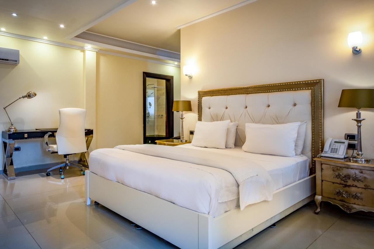 The Country Lodge Hotel Freetown Exterior foto